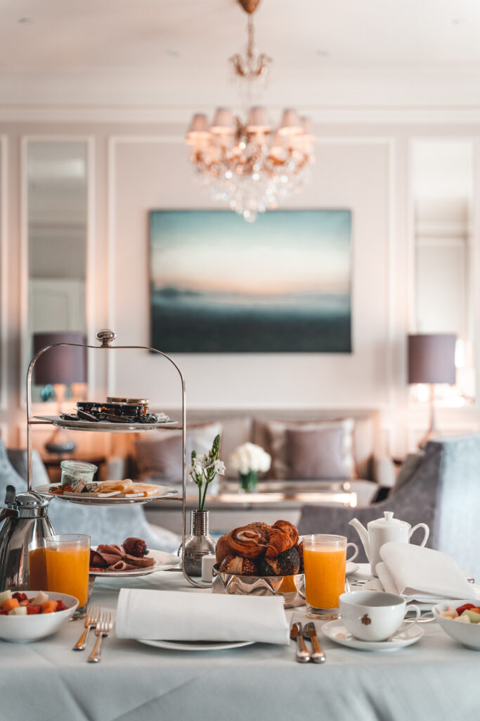 Fairmont Hotel Vier Jahreszeiten | Breakfast in Ingrid Bergman Suite by Tabitha & Florian