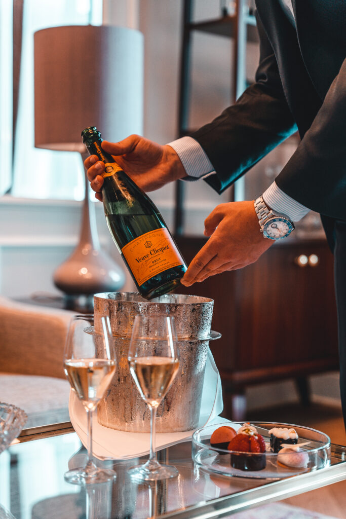 Fairmont Hotel Vier Jahreszeiten | Champagner Bottle Close Up by Tabitha & Florian