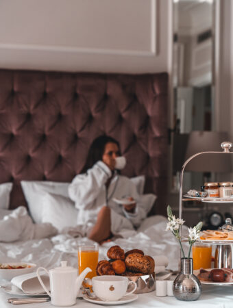 Fairmont Hotel Vier Jahreszeiten | Detailshot breakfast by Tabitha & Florian